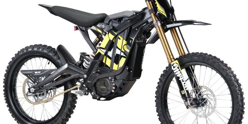 Sur-Ron Light Bee X préparée avec pièces IZI Brothers sur terrain motocross performance et rigidité châssis